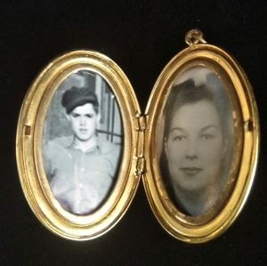 Locket with pictures 40's Gold tone